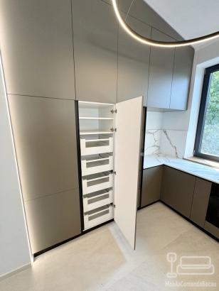 Mobilier bucătărie la comandă – MDF, blat și contrablat quartz, Bacău
