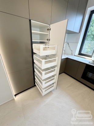 Mobilier bucătărie la comandă – MDF, blat și contrablat quartz, Bacău