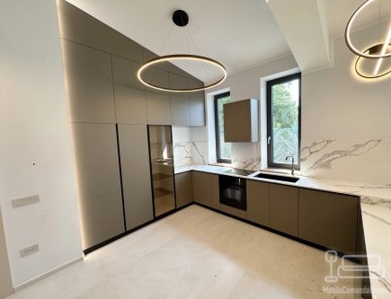 Mobilier bucătărie din MDF cu blat & contrablat din quartz – filotop, 9 m