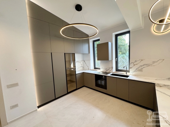Mobilier bucătărie la comandă – MDF, blat și contrablat quartz, Bacău