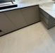 Mobilier bucătărie la comandă – MDF, blat și contrablat quartz, Bacău