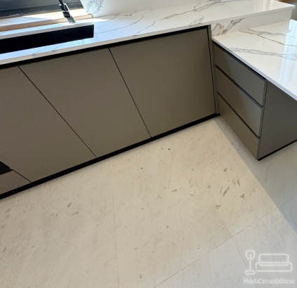 Mobilier bucătărie la comandă – MDF, blat și contrablat quartz, Bacău