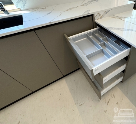 Mobilier bucătărie la comandă – MDF, blat și contrablat quartz, Bacău