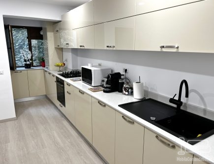 Mobilier bucătărie la comandă – MDF vopsit lucios, Bacău