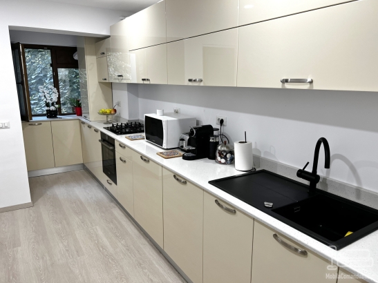 Mobilier bucătărie la comandă – MDF vopsit lucios, Bacău