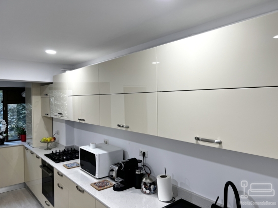 Mobilier bucătărie la comandă – MDF vopsit lucios, Bacău