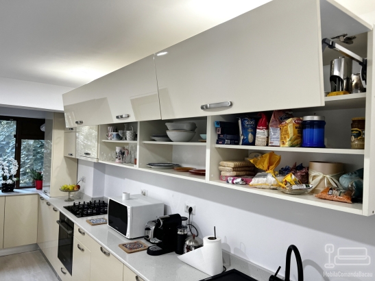 Mobilier bucătărie la comandă – MDF vopsit lucios, Bacău