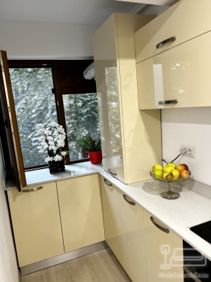Mobilier bucătărie la comandă – MDF vopsit lucios, Bacău