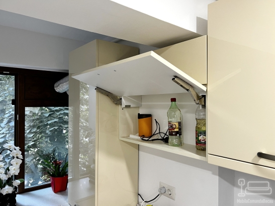 Mobilier bucătărie la comandă – MDF vopsit lucios, Bacău