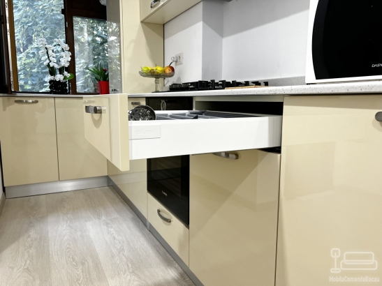 Mobilier bucătărie la comandă – MDF vopsit lucios, Bacău