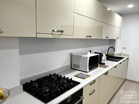Mobilier bucătărie la comandă – MDF vopsit lucios, Bacău