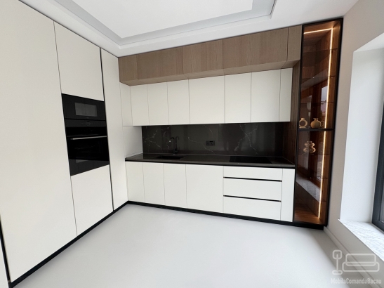 Bucătărie mdf vopsit & furniruit pe colț, 6900 mm – blat/contrablat din quartz, mânere gola negre, cămară integrată