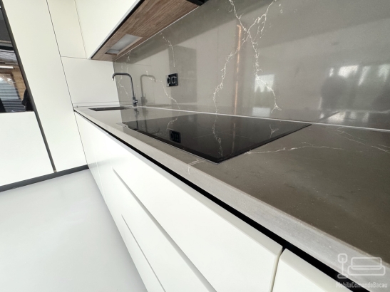 Bucătărie mdf vopsit & furniruit pe colț, 6900 mm – blat/contrablat din quartz, mânere gola negre, cămară integrată