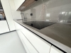 Bucătărie mdf vopsit & furniruit pe colț, 6900 mm – blat/contrablat din quartz, mânere gola negre, cămară integrată