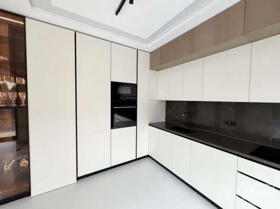 Bucătărie mdf vopsit & furniruit pe colț, 6900 mm – blat/contrablat din quartz, mânere gola negre, cămară integrată