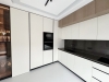 Bucătărie mdf vopsit & furniruit pe colț, 6900 mm – blat/contrablat din quartz, mânere gola negre, cămară integrată