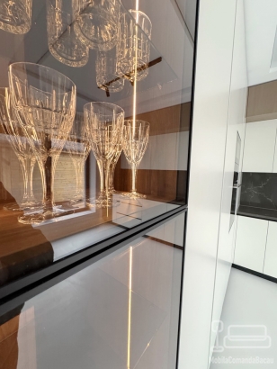 Bucătărie mdf vopsit & furniruit pe colț, 6900 mm – blat/contrablat din quartz, mânere gola negre, cămară integrată