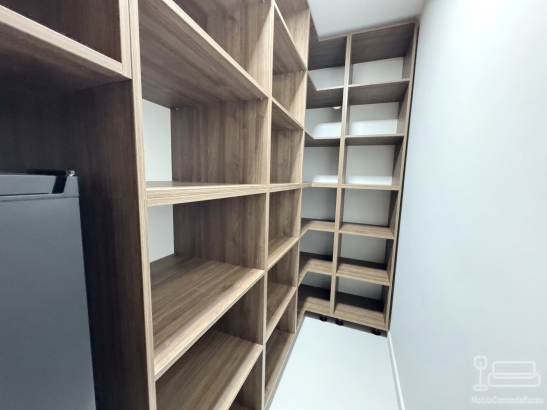 Bucătărie mdf vopsit & furniruit pe colț, 6900 mm – blat/contrablat din quartz, mânere gola negre, cămară integrată