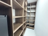 Bucătărie mdf vopsit & furniruit pe colț, 6900 mm – blat/contrablat din quartz, mânere gola negre, cămară integrată