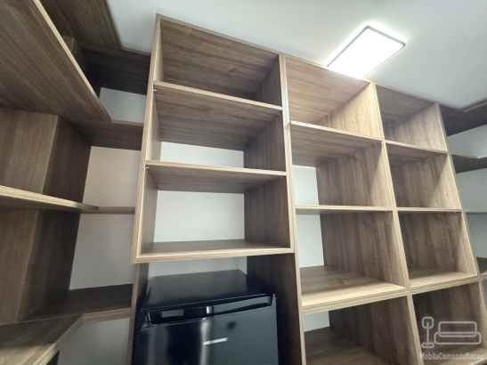 Bucătărie mdf vopsit & furniruit pe colț, 6900 mm – blat/contrablat din quartz, mânere gola negre, cămară integrată
