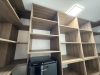 Bucătărie mdf vopsit & furniruit pe colț, 6900 mm – blat/contrablat din quartz, mânere gola negre, cămară integrată