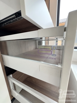 Bucătărie mdf vopsit & furniruit pe colț, 6900 mm – blat/contrablat din quartz, mânere gola negre, cămară integrată
