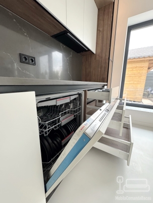 Bucătărie mdf vopsit & furniruit pe colț, 6900 mm – blat/contrablat din quartz, mânere gola negre, cămară integrată