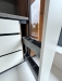 Bucătărie mdf vopsit & furniruit pe colț, 6900 mm – blat/contrablat din quartz, mânere gola negre, cămară integrată