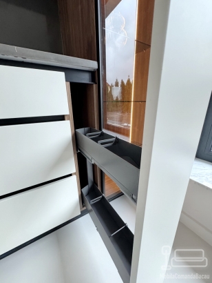 Bucătărie mdf vopsit & furniruit pe colț, 6900 mm – blat/contrablat din quartz, mânere gola negre, cămară integrată