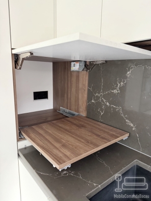 Bucătărie mdf vopsit & furniruit pe colț, 6900 mm – blat/contrablat din quartz, mânere gola negre, cămară integrată