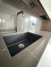 Bucătărie mdf vopsit & furniruit pe colț, 6900 mm – blat/contrablat din quartz, mânere gola negre, cămară integrată