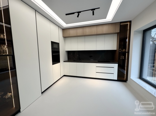 Bucătărie mdf vopsit & furniruit pe colț, 6900 mm – blat/contrablat din quartz, mânere gola negre, cămară integrată