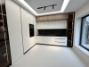 Bucătărie mdf vopsit & furniruit pe colț, 6900 mm – blat/contrablat din quartz, mânere gola negre, cămară integrată