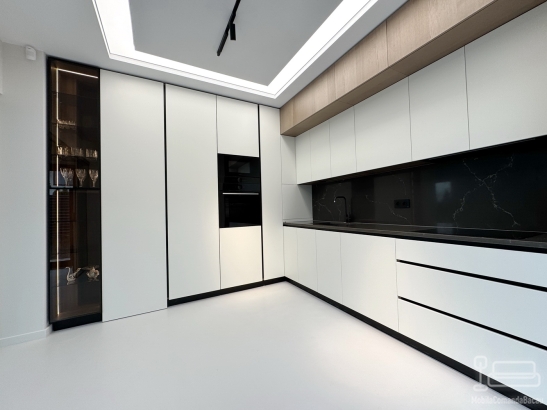 Bucătărie mdf vopsit & furniruit pe colț, 6900 mm – blat/contrablat din quartz, mânere gola negre, cămară integrată