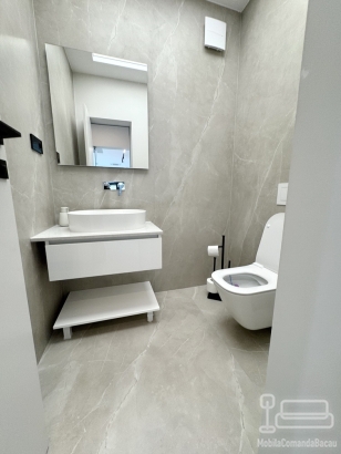 Mobilier baie MDF lucios cu blat din quartz – 800 mm