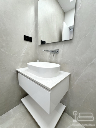 Mobilier baie MDF lucios cu blat din quartz – 800 mm