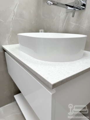 Mobilier baie MDF lucios cu blat din quartz – 800 mm