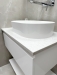 Mobilier baie MDF lucios cu blat din quartz – 800 mm