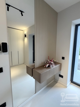 Mobilier hol din mdf furniruit – feronerie blum cu amortizare, Bacău