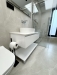 Mobilier baie MDF lucios cu blat din quartz – 800 mm