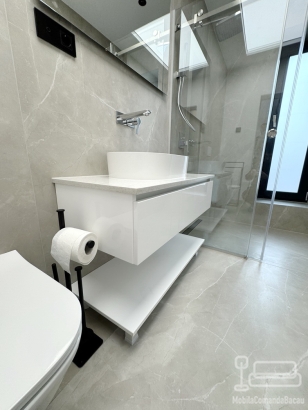 Mobilier baie MDF lucios cu blat din quartz – 800 mm