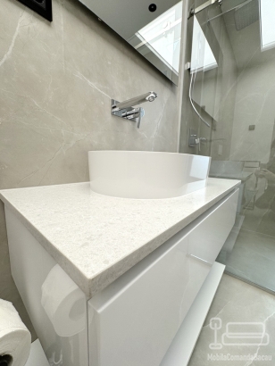 Mobilier baie MDF lucios cu blat din quartz – 800 mm