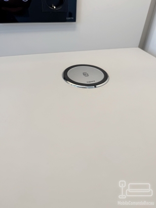 Mobilier dormitor – pat tapițat 200×180 cu somieră rabatabilă + 2 noptiere MDF cu încărcare wireless
