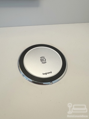 Mobilier dormitor – pat tapițat 200×180 cu somieră rabatabilă + 2 noptiere MDF cu încărcare wireless