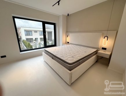 Mobilier dormitor – pat tapițat 200×180 cu somieră rabatabilă + 2 noptiere MDF cu încărcare wireless