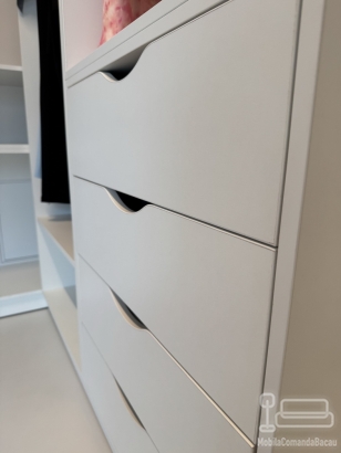 Mobilier cameră dressing la comandă din PAL melaminat – feronerie Blum | Bacău