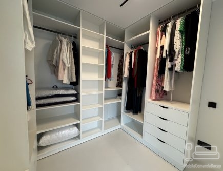 Mobilier cameră dressing la comandă din PAL melaminat – feronerie Blum | Bacău