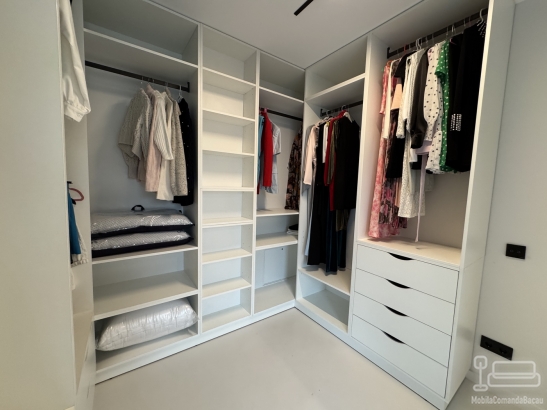 Mobilier cameră dressing la comandă din PAL melaminat – feronerie Blum | Bacău
