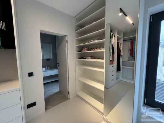 Mobilier cameră dressing la comandă din PAL melaminat – feronerie Blum | Bacău