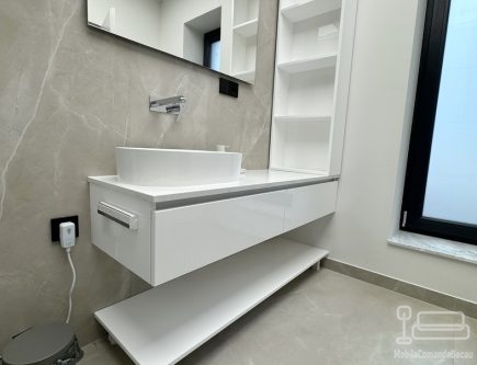 Mobilier baie MDF lucios cu blat din quartz – 800 mm